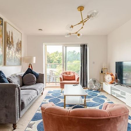 Stylish Station Apartment In Rochester With Free Parking Wainscot Exterior photo